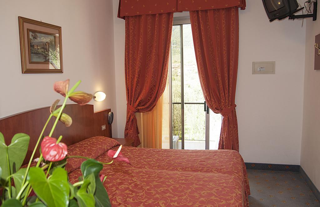 Hotel Garden Limone sul Garda Ruang foto