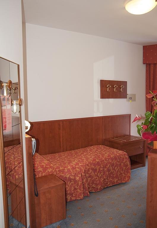Hotel Garden Limone sul Garda Ruang foto