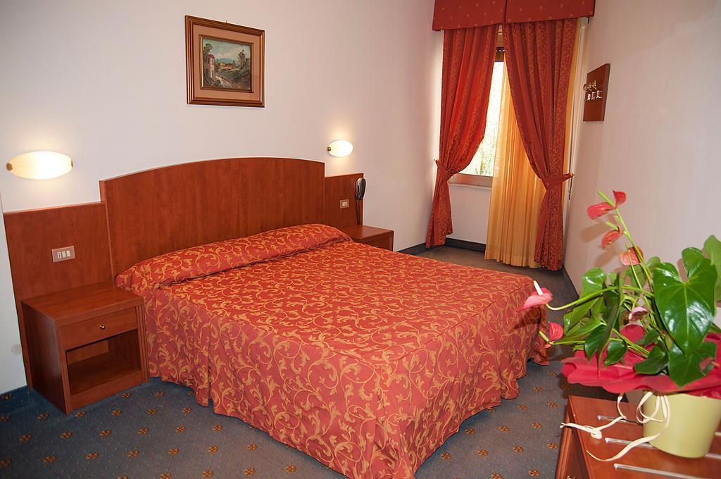 Hotel Garden Limone sul Garda Ruang foto